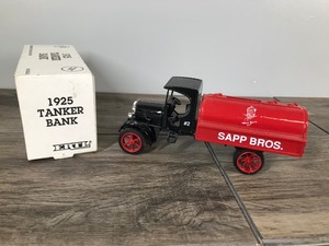 lot 289 image: 1994 ERTL 1925 Tanker - Sapp Bros. - 125 scale die cast coin bank #2194