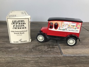 lot 294 image: 1991 ERTL 1920 International Truck - Christmas 1991 Case IH - 125 scale die cast coin bank #740