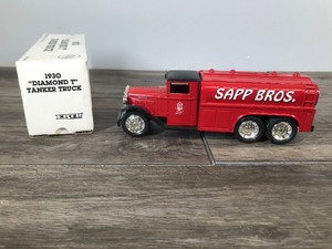 lot 296 image: 1991 ERTL 1930 Diamond T Tanker Truck - Sapp Bros. - 125 scale die cast coin bank #3123