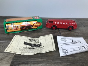 lot 300 image: 1994 ERTL 1934 Diamond T Tanker Texaco - 125 scale die cast coin bank #2974