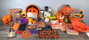 lot 304 image: Lot of Halloween Items