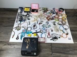 lot 331 image: Lot of Jewelry with Gold  Silver