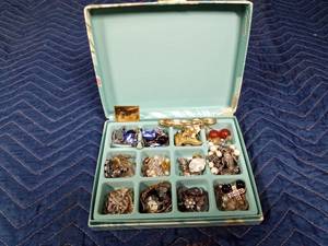 lot 91 image: Jewelry box of jewelry