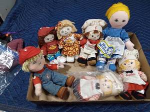 lot 92 image: 6 Vintage Campbell Soup and 1 Blue Bonnet dolls