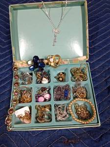 lot 95 image: Jewelry box of jewelry