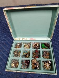 lot 93 image: Jewelry box of jewelry