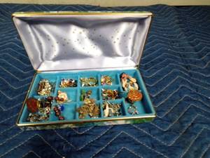 lot 86 image: Jewelry box of jewelry