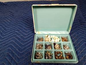 lot 88 image: Jewelry box of jewelry