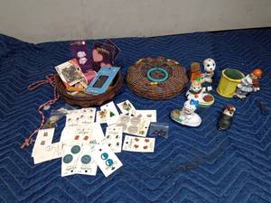 lot 85 image: Vintage sewing basket of sewing supplies and vintage ceramic pin cushions