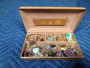 lot 84 image: Jewelry box of jewelry