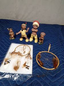 lot 79 image: 4 Native figurines and 2 dream catchers