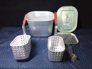 lot 62 image: Deep frying pot with drain spout