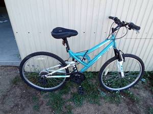 lot 66 image: Huffy Trail Runner 12 speed bike