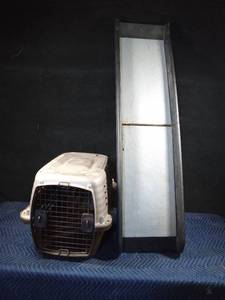 lot 57 image: Pet Kennel and Dog ramp
