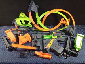 lot 54 image: Hot Wheels race track
