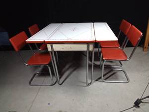lot 1 image: Vintage metal kitchen table and chairs with pull out leafs