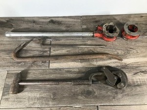 lot 365 image: Toledo Pipe Threader 1 14 - Pipe Cutter and Pry Bars