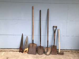 lot 377 image: Shovels - Saws & Splitting Maul