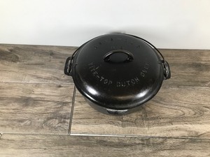 lot 385 image: Vintage Griswold Dutch Oven Cast Iron Pan #9