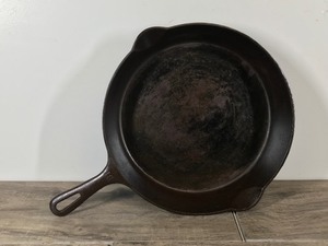 lot 401 image: Vintage Cast Iron Griswold Skillet