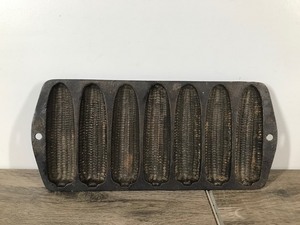 lot 402 image: Vintage Cast Iron Corn Bread Pan With Corn Cobb Shapes