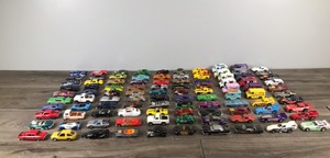 lot 430 image: Lot of Die Cast Hot Wheels  Matchbox Cars & More