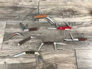 lot 431 image: Lot of 8 Collectible Knives