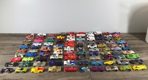 lot 432 image: Lot of Die Cast Hot Wheels  Matchbox Cars & More