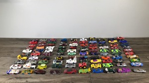 lot 433 image: Lot of Die Cast Hot Wheels  Matchbox Cars & More