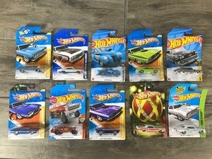 lot 450 image: Lot of 10 Hot Wheels Die Cast Cars in Original Packages