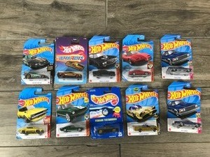 lot 453 image: Lot of 10 Hot Wheels Die Cast Cars in Original Packages
