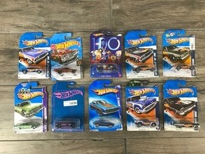 lot 455 image: Lot of 10 Hot Wheels Die Cast Cars in Original Packages