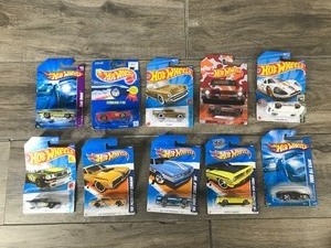 lot 456 image: Lot of 10 Hot Wheels Die Cast Cars in Original Packages