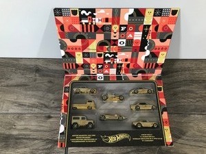 lot 457 image: Hot Wheels 164 Scale FAO Schwarz Gold Vehicles 160th Anniversary, 8-Pack
