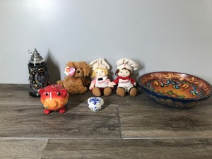 lot 562 image: Beanie Baby dog with tag - Delft Blue trinket box - hand painted wooden bowl - Campbell soup dolls - Pig bank (has chip on ear) - King stein made in Germany (still had tag on it)