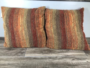 lot 571 image: 2 - Couch Pillows