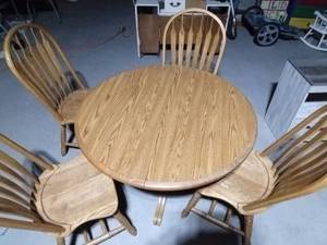lot 6 image: Solid oak round table and 4 chairs