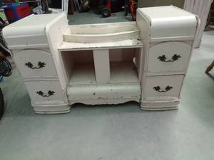 lot 7 image: Vintage solid wood vanity
