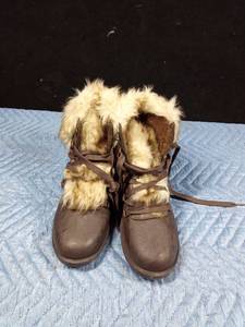 lot 537 image: Winter boots-like new