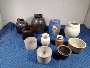 lot 520 image: Tote of pottery