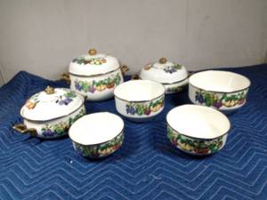 lot 519 image: Vitro ceramic bowls and pots with lids