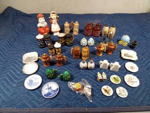 lot 499 image: Creamersugar S&P shakers all in one, S&P shakers, mini collector plates