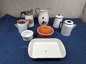 lot 494 image: Lot of enamel wares