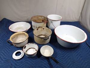 lot 490 image: 4 Vintage enamel pots, 3 bowls, 1 coffee pot with lid but missing center glass