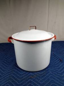 lot 485 image: Large vintage enamel kettle
