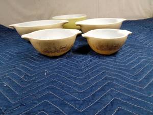 lot 476 image: 5 Pyrex bowls