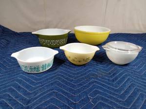 lot 477 image: 5 Pyrex dishes and 1 lid