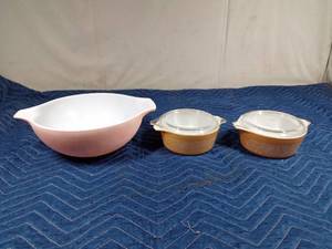 lot 478 image: 1 Pink and 2 matching Pyrex dishes with 2 lids
