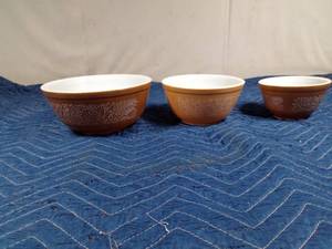 lot 479 image: 3 matching Pyrex bowls