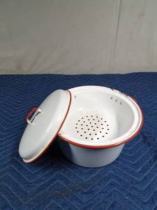 lot 480 image: Vintage 4 pc enamel steam pot